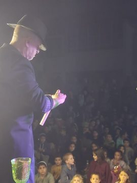 מאחורי הקלעים של הקסם: הצצה לעולמם של הקוסמים ואמני החושים