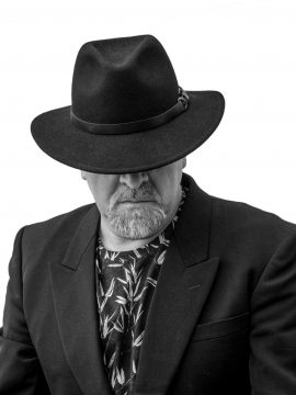 הקוסם קליוסטרו העלים קלף, וגרם לו להופיע בכיס של מישהו שישב בשורה האחרונה