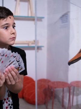 ילד בן 10 שגילה את הקסם בקסמים