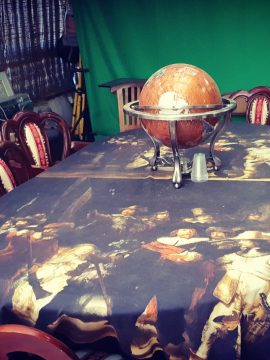 דור אנגל – מארח עם חבילת קלפים והרבה קסם אישי