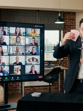 קליוסטרו — פעילות גיבוש בזום | מופע קסם ומנטליזם לחברות